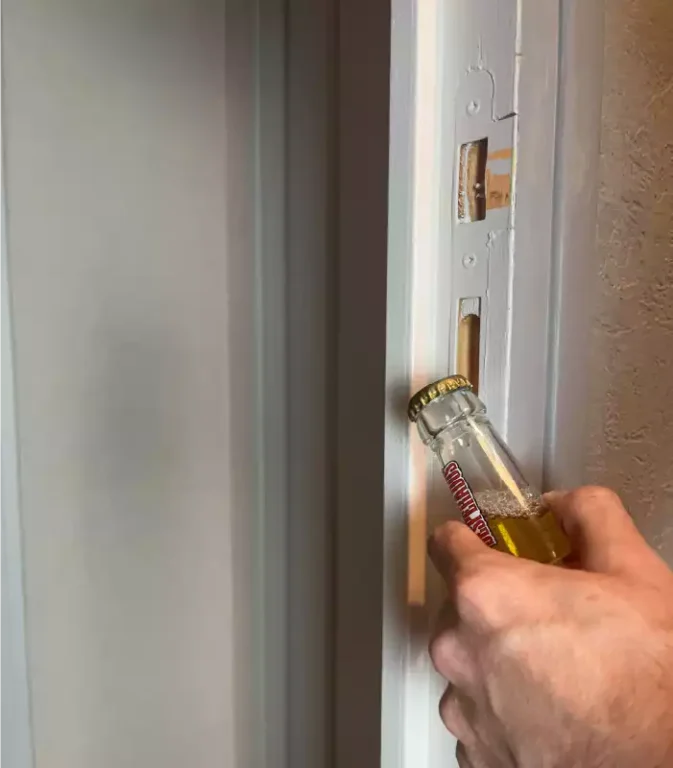 décapsuler une bière avec une porte